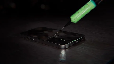 Syringe Extracting Green Liquid Malware From Smartphone Concept 스톡 동영상 334039987