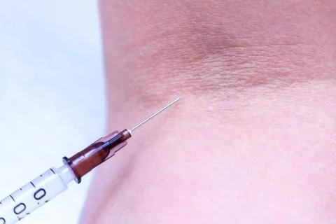 Syringe injection process in a hand close up Foto stock