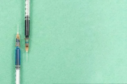 A syringe with an injection solution on green background Foto stock