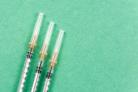 A syringe with an injection solution on green background Foto stock