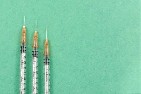 A syringe with an injection solution on green background Foto stock