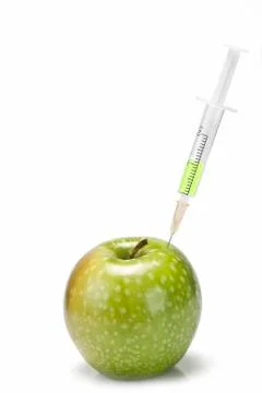 Syringe inserted in  an apple. Foto stock