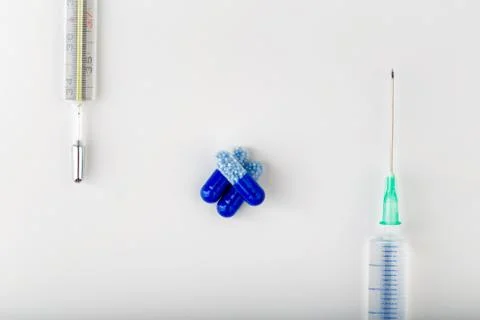 Syringe, pill and thermometer Foto stock