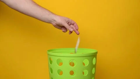 The syringe is thrown into the garbage bucket Stock Footage 194566380