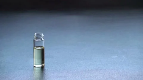 Syringe &amp; Vial With Air Bubbles Vidéo 153422771