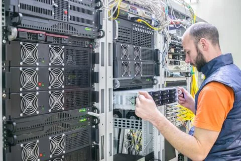 System administrator installs a new server in a modern data center. The speci 库存照片