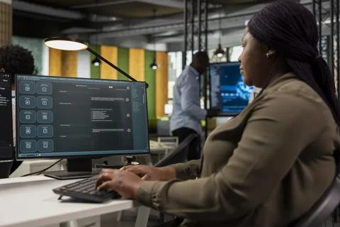 System administrator in office using large language model application Stockfoto's