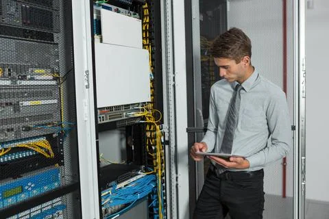  The system administrator works in the server room Young man is standing n... Foto stock