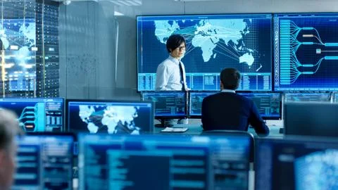 In the System Control Room Chief Engineer Holds a Briefing for Member of the  스톡 사진