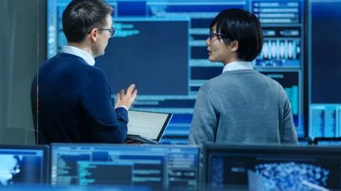 In the System Control Room IT Specialist and Project Engineer Have Discussion 스톡 사진