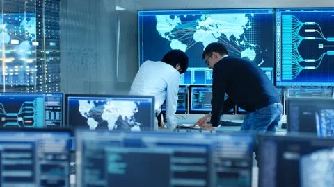 In the System Control Room Project Manage and IT Engineer Have Discussion, th 스톡 사진