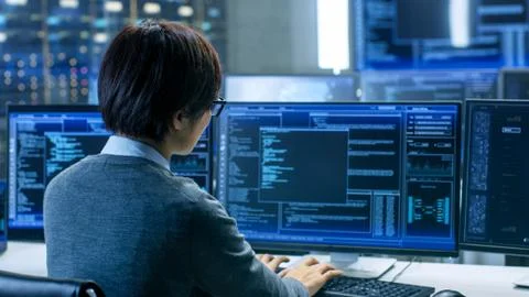 In the System Control Room Technical Operator Works at His Workstation with M Foto stock