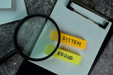 System Error write on sticky notes on the table. Foto stock