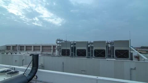 System of industrial central conditioning set on the roof of the building d.. Fotos de archivo