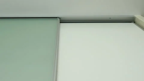 The system of sliding doors in the wardrobe, the system of opening and closing Vidéo 152955261