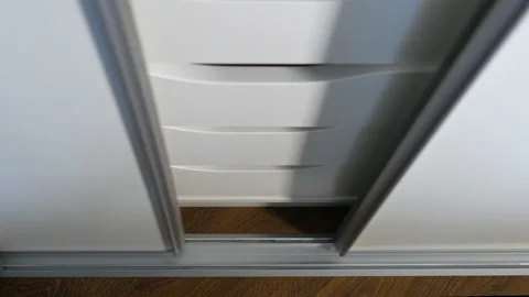 The system of sliding doors in the wardrobe, the system of opening sliding Vidéo 167670254