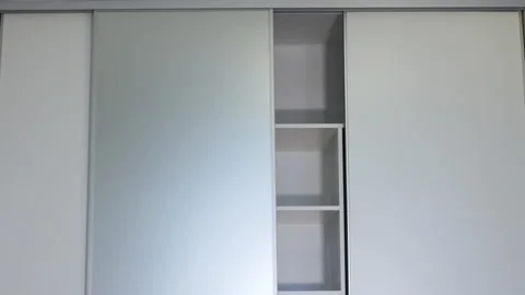 System of sliding doors in the wardrobe, system of opening sliding doors Vidéo 167670312