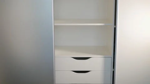 The system of sliding doors in the wardrobe. Wardrobe on aluminum rails Vidéo 167670441