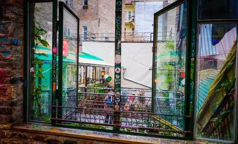 Szimpla Kert in Budapest, interior of unique ruin pub design, eclectic decor 스톡 사진