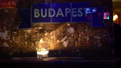 Szimpla Kert ruin pub in Budapest Video stock 233070731