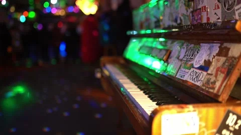 Szimpla Kert ruin pub in Budapest 스톡 동영상 233569391