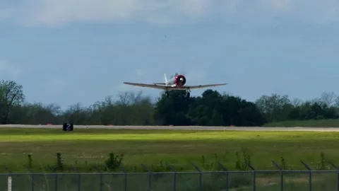 A T-6 Texan pilot trainer aircraft takes off and flies overhead at close range Vídeo Stock 154273231