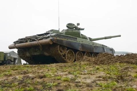 T-72 tank testing at proving ground overall view with hull and turret details Stockfoto's