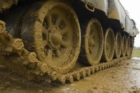 T-72 tank tracks testing in muddy weather at proving ground. Stockfoto's