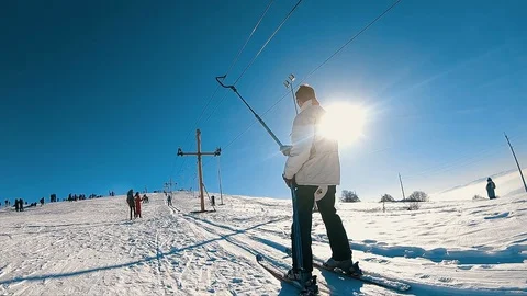 T-bar ski lift pulling skier up the slope Vidéo 91495118