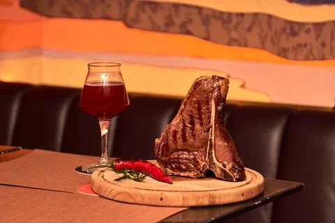 T bone Beef Grilled steak meat with rosemary branch, pepper, salt and glass o Foto stock