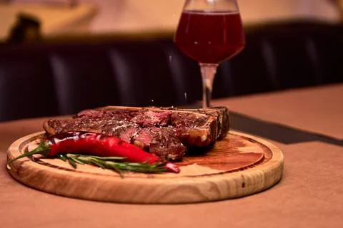 T bone Beef Grilled steak meat with rosemary branch, pepper, salt and glass o Foto stock