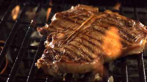 T-bone steak on barbecue grill Vidéo 32714191