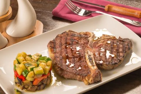 T bone steak with vegetables 库存照片