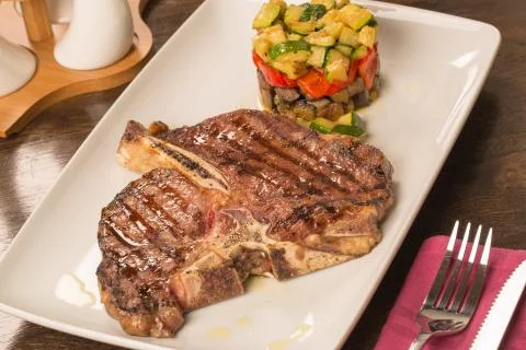 T bone steak with vegetables 库存照片