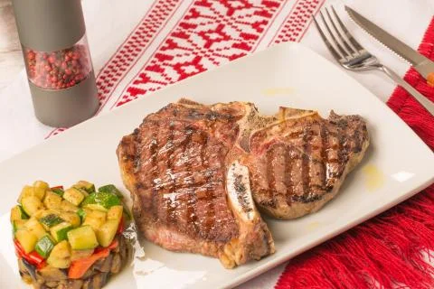 T bone steak with vegetables Stock Photos