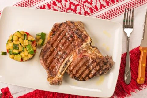 T bone steak with vegetables Stock Photos