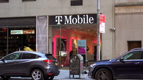 T-Mobile store in New York City. Stockbeeldmateriaal 333667180