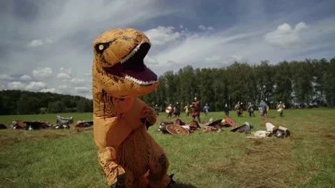 T-REX Inflatable Dinosaur Suit Vs Viking Troops Vidéo 153806642
