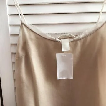 T-shirt with tag on white backgroundnd Foto stock