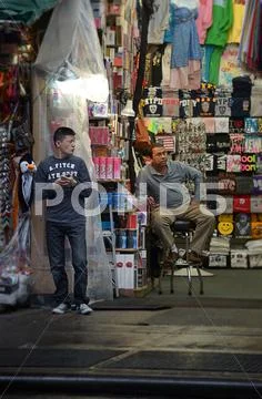 T-Shirt Vendors in NYC Stock Photos