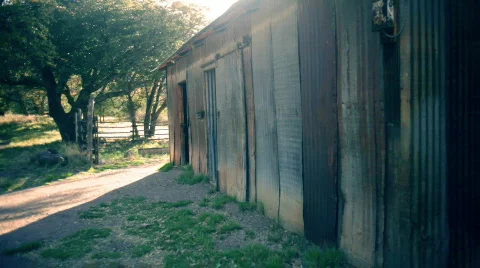 T184 faraway ranch desert old western shed sheds Stock Footage
