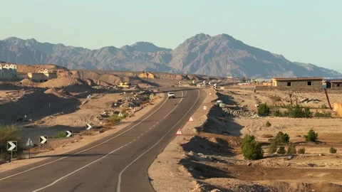Taba, Egypt - September 22, 2025: POV driving on desert highway toward mountains Vidéo 341839919