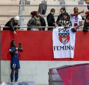  Tabitha Chawinga (Paris Saint-Germain, 22) bei der Fanpflege nach der Par... Stock Photos