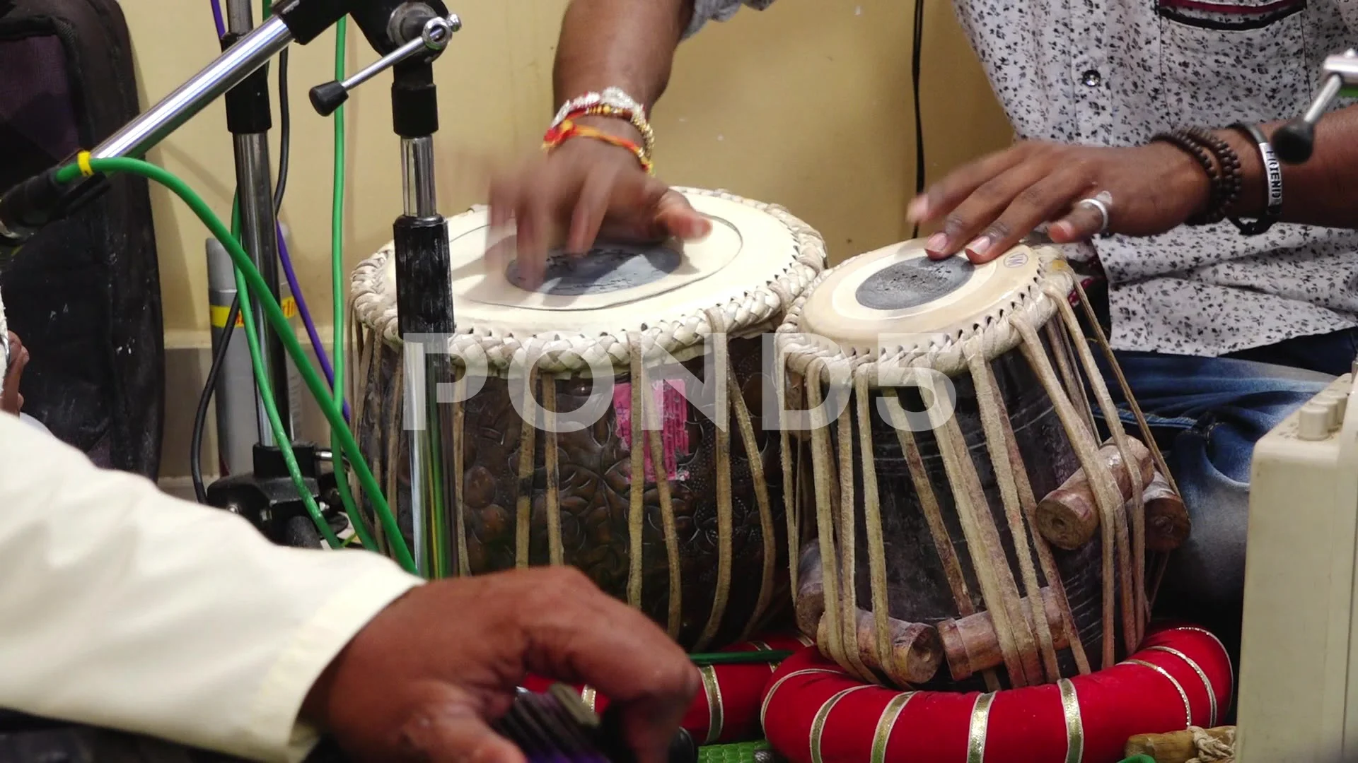 Tabla Vaadak spielt Dholak TablaTabla Vaadak spielt Dholak Tabla  