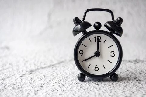 Table alarm close point at 8 am with space for text. Timer and copy space c.. Foto stock