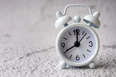 Table alarm close point at 8 am with space for text. Timer and copy space c.. Foto stock