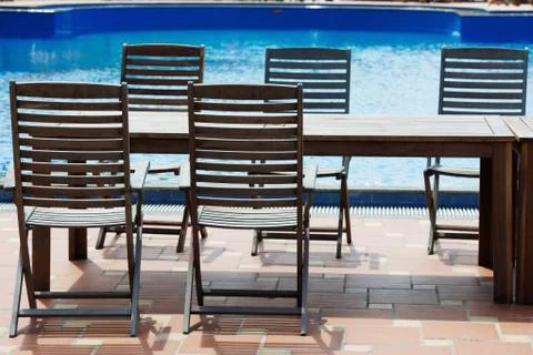 Table and chairs on poolside Foto stock
