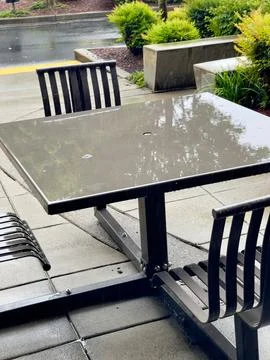 Table and chairs in the rain 库存照片