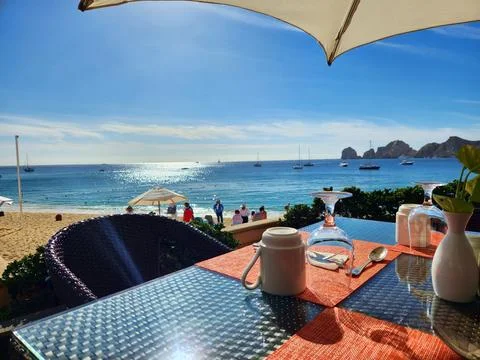 Table on the beach with a view of the ocean Foto stock