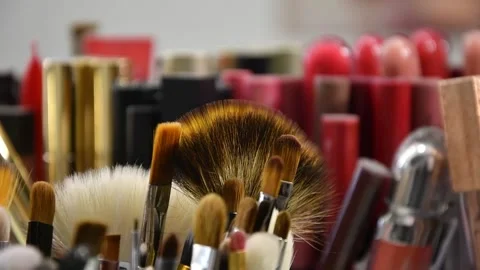 On the table in the beauty salon a large selection of makeup brushes, Stock Footage 143504882